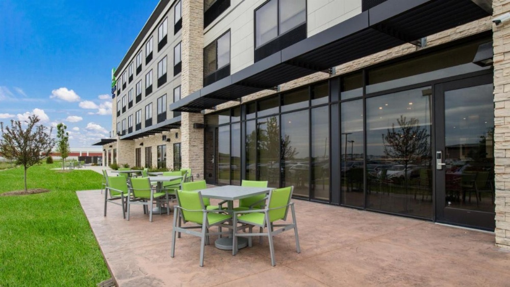 Holiday Inn Express & Suites Racine Image 16