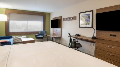 Holiday Inn Express & Suites Racine image 23