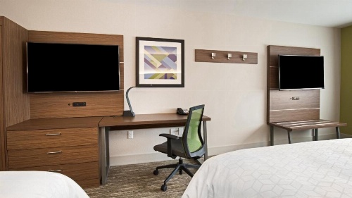 Holiday Inn Express & Suites Racine image 27