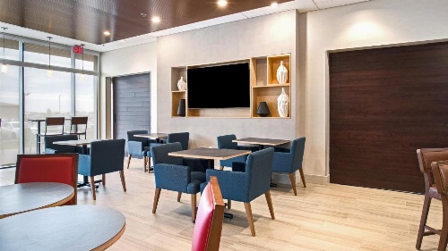 Holiday Inn Express & Suites Racine image 4