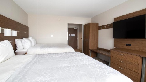 Holiday Inn Express & Suites Racine image 41